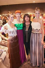 Lud ein zur Wieder-Eröffnung ihrer Boutique: Gabriele Blachnik, hier mit drei Mannequins (Foto: Martin Schmitz)